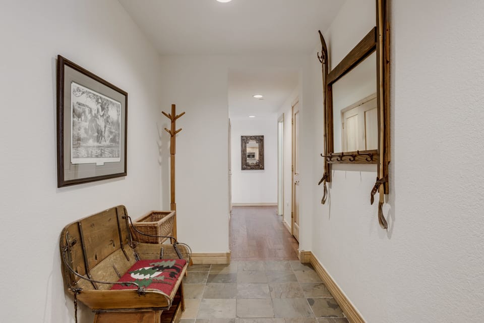 Flooring, Floor, Living Room, Indoors, Furniture