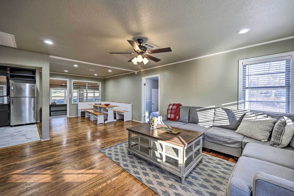 Living Room | Free WiFi | Central Heating & A/C | Smart TV