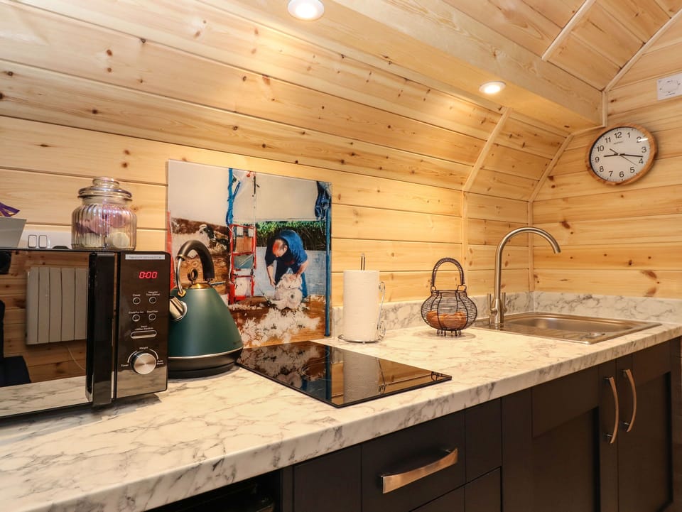 Cottage | Private kitchen | Fridge, electric kettle, toaster, cookware/dishes/utensils