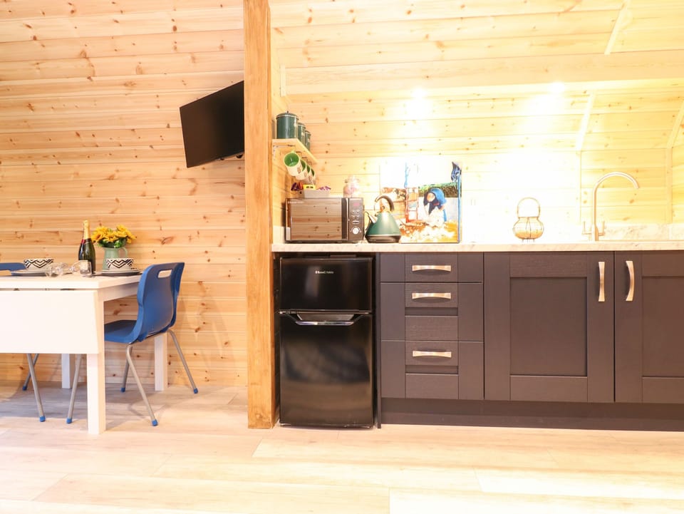 Cottage | Private kitchen | Fridge, electric kettle, toaster, cookware/dishes/utensils