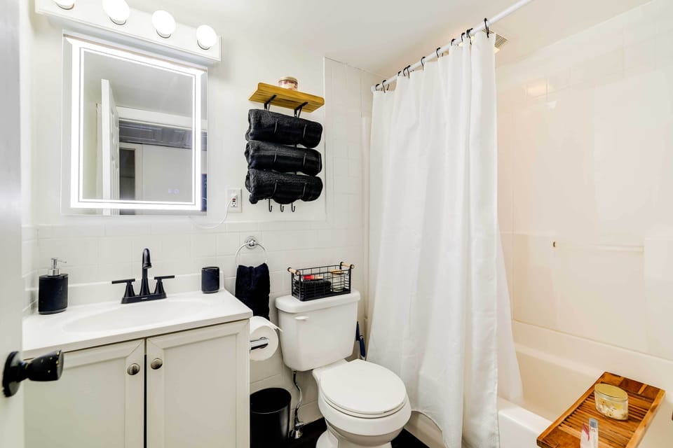 Full Bathroom | 1st Floor | Towels Provided | Complimentary Toiletries