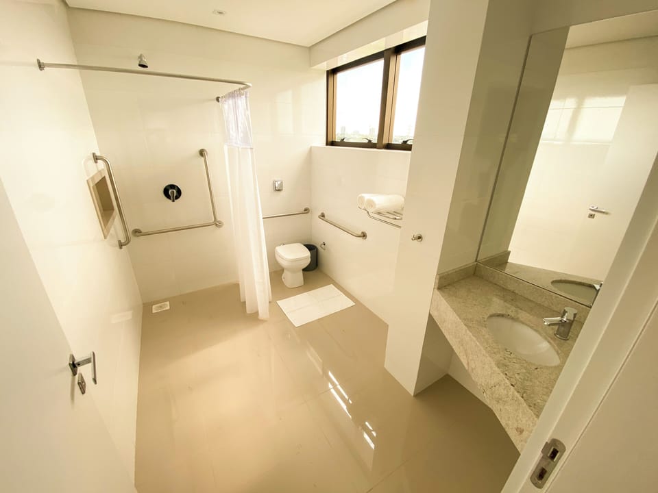 Standard Room, 1 Bedroom, Accessible | Bathroom | Towels, soap, shampoo, toilet paper