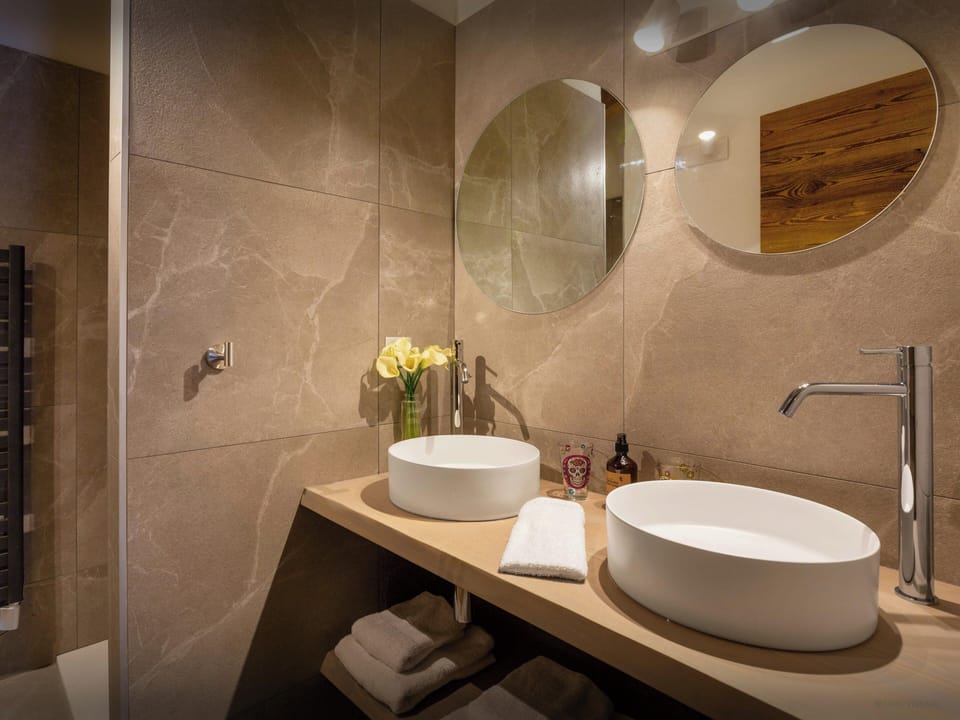 Shower room - Bedroom 1