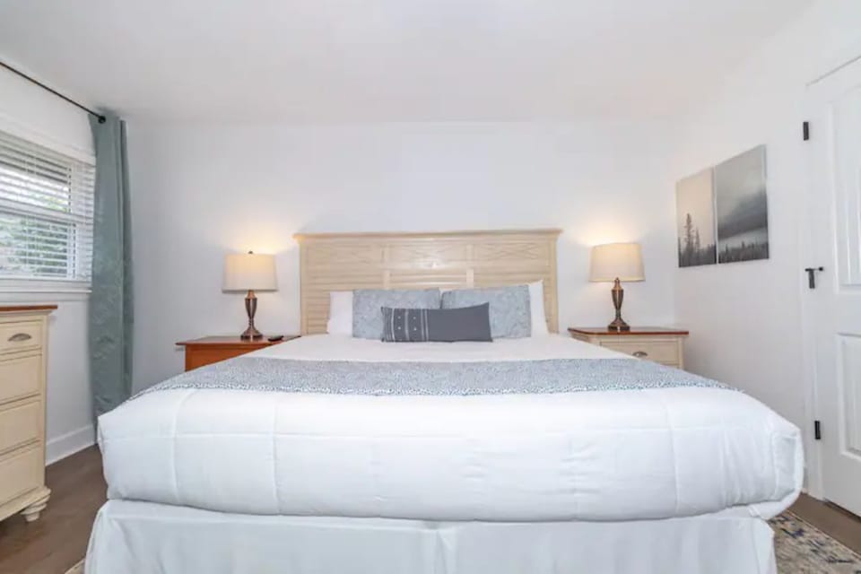 King bed with Consumer Reports well-rated mattress.