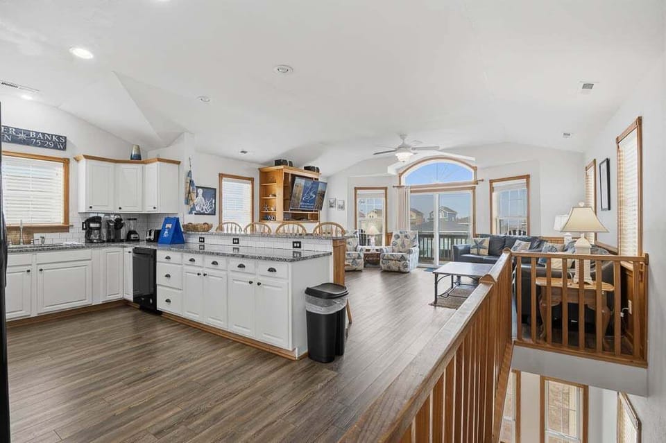 Top-Level Kitchen with Bar (seats 4)