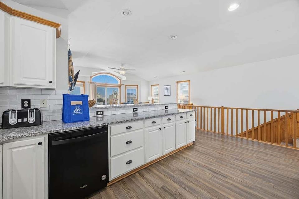 Top-Level Kitchen with Bar (seats 4)