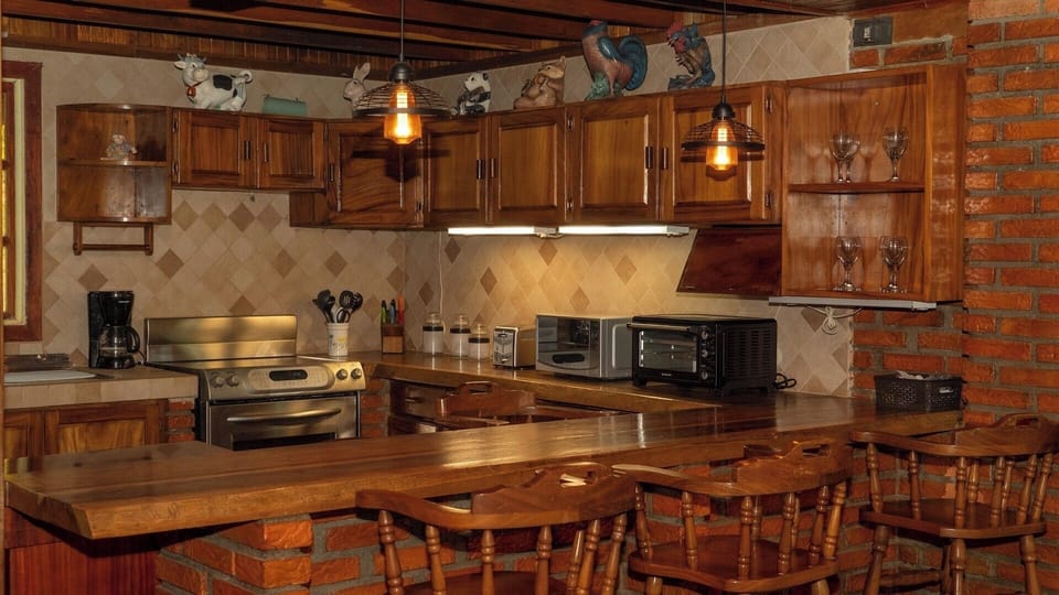 Open floor kitchen and breakfast peninsula