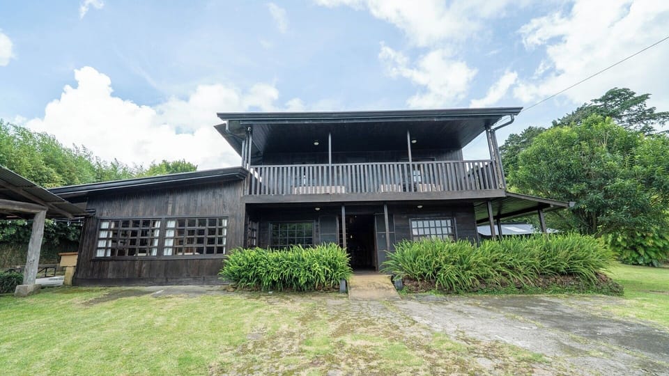 First and second floor porches are perfect for enjoy the beautiful weather of the mountains. 