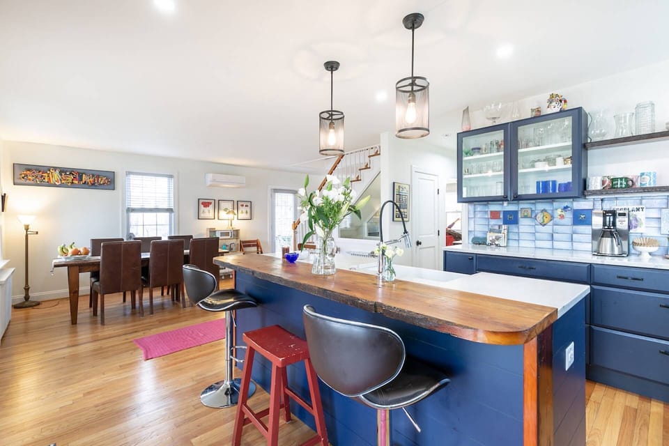 The breakfast bar has seating for 3.