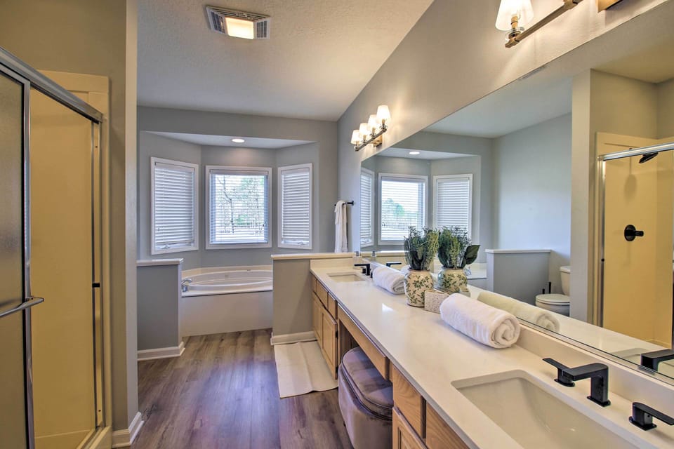Full Bathroom | Towels Provided