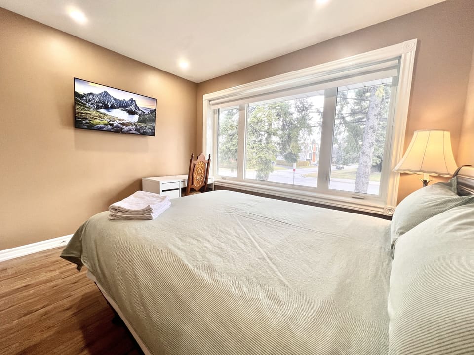 Deluxe Double Room, 1 Queen Bed, Private Bathroom | Egyptian cotton sheets, premium bedding, desk, laptop workspace
