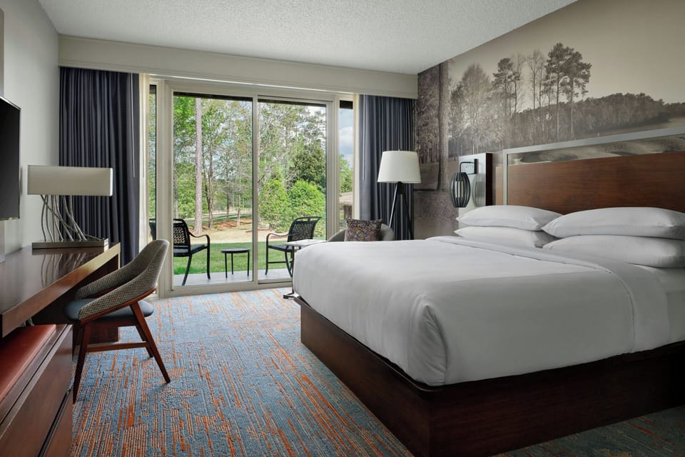 Room, 1 King Bed | In-room safe, desk, laptop workspace, blackout drapes