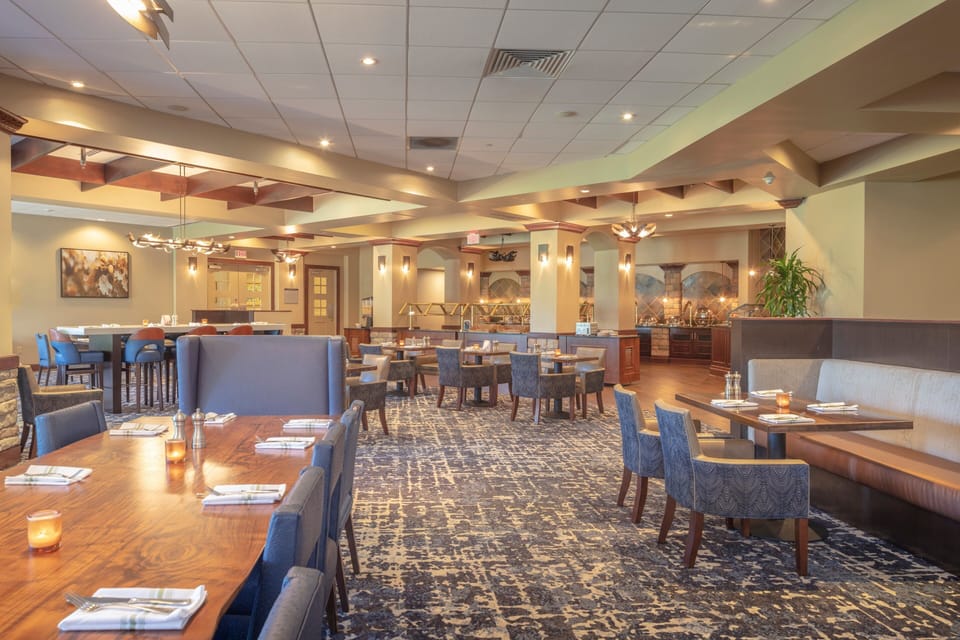 3 restaurants; breakfast, lunch, and dinner served