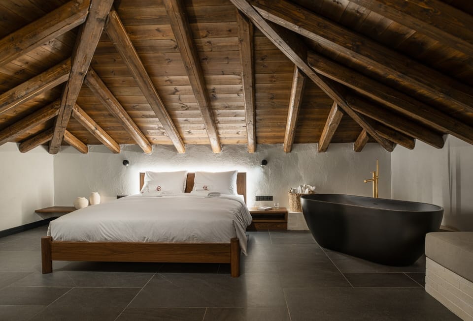 Split-Level Suite with Outdoor Hot Tub - Mountain & Sea View | Premium bedding, down comforters, minibar, in-room safe