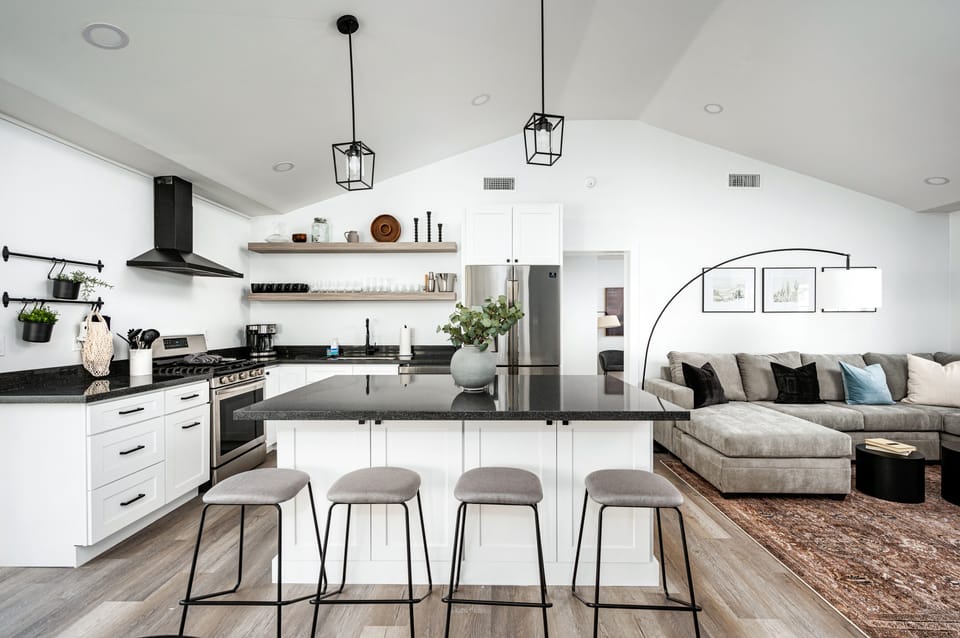 In the middle of all the entertainment you can sit at the kitchen island.
