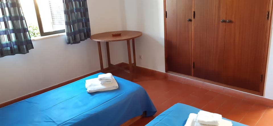 Quarto com duas camas e roupeiro