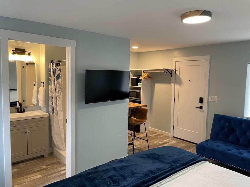 Comfort Room | Premium bedding, down comforters, memory foam beds, desk