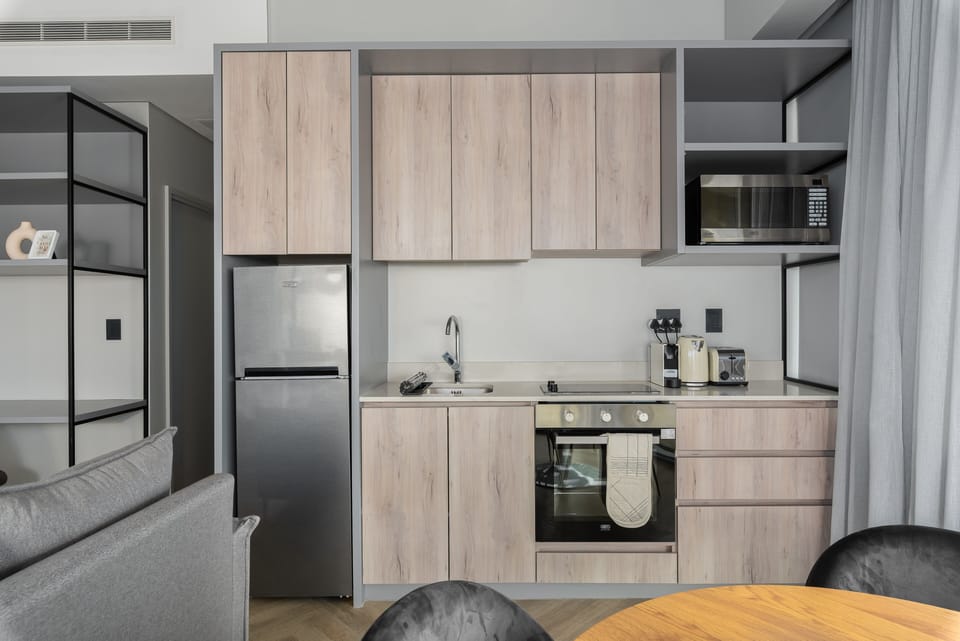 City Apartment | Private kitchen | Fridge, microwave, oven, stovetop