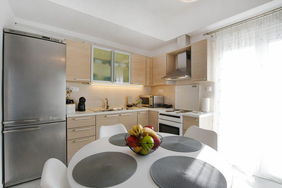 Deluxe Apartment | Private kitchen | Full-size fridge, microwave, oven, dishwasher