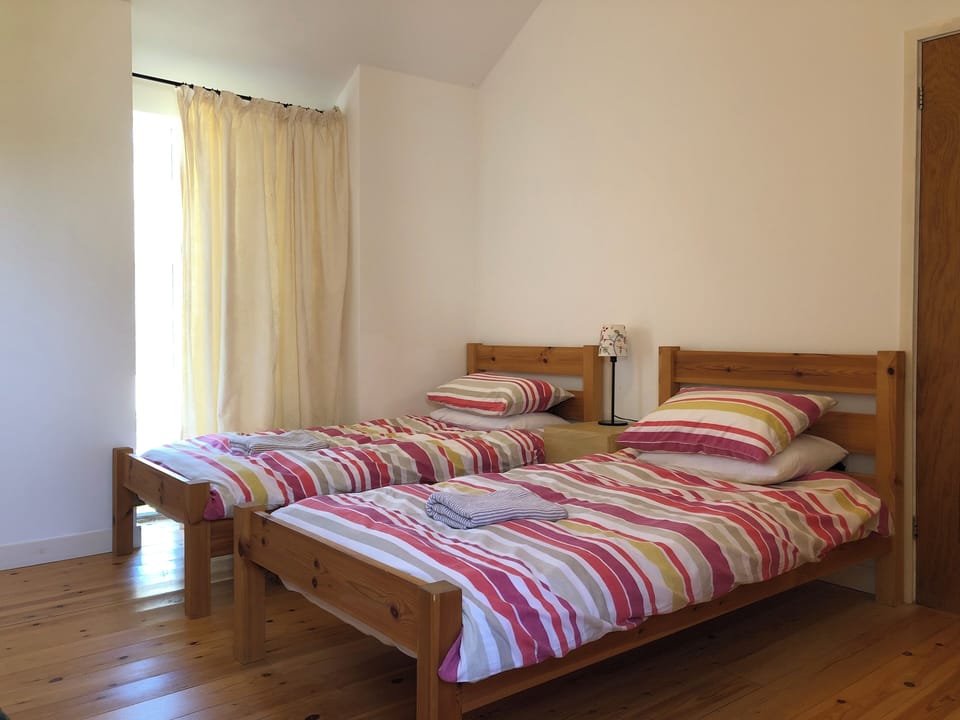 Twin bed room with ensuite wetroom.