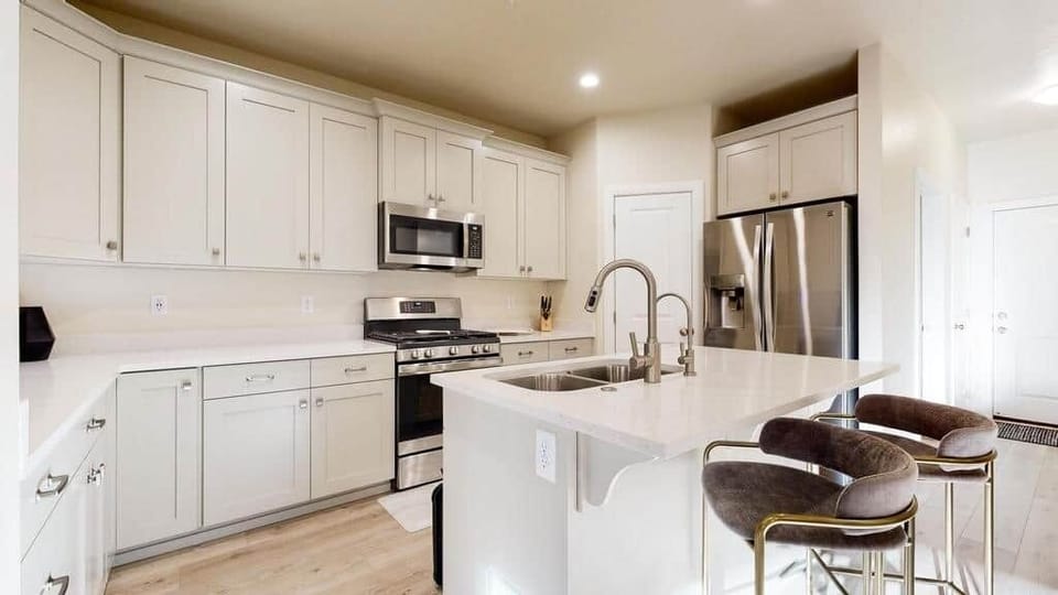 Townhome, 3 Bedrooms | Private kitchen | Fridge, oven, coffee/tea maker, toaster