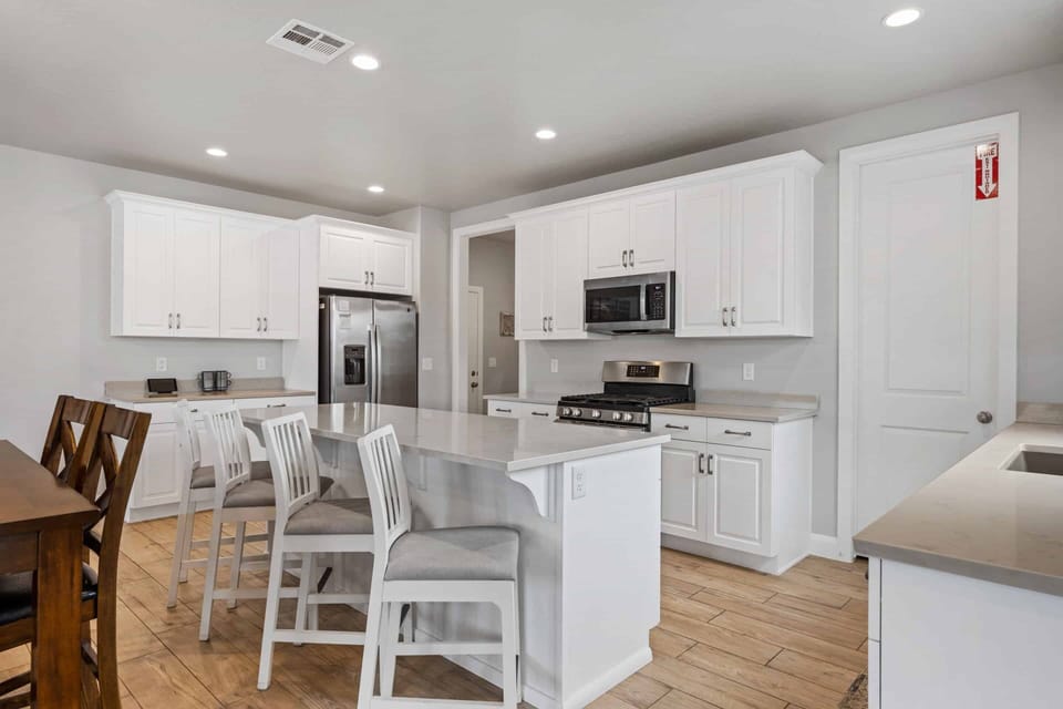 House, 4 Bedrooms | Private kitchen | Fridge, oven, coffee/tea maker, toaster