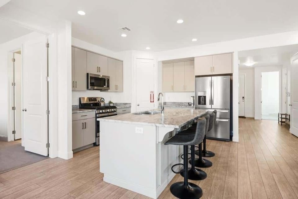House, 5 Bedrooms | Private kitchen | Fridge, oven, coffee/tea maker, toaster