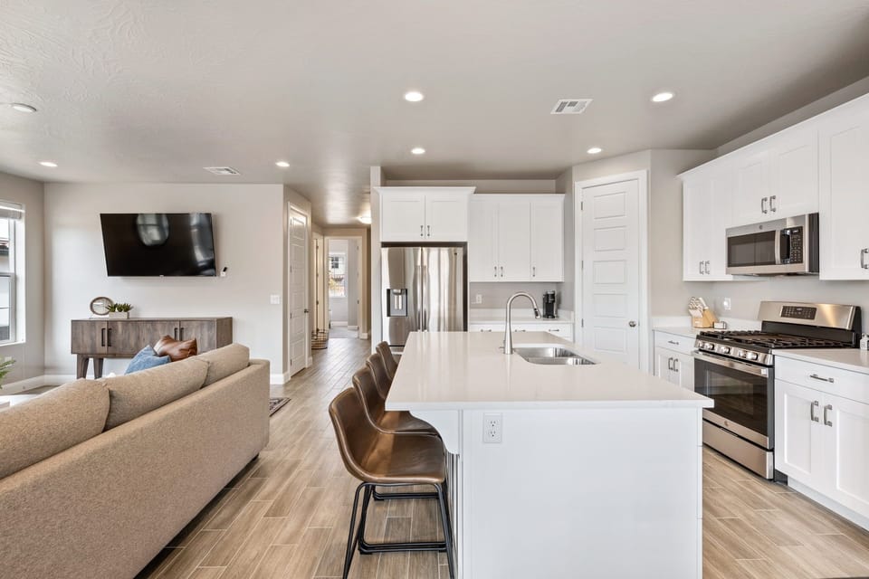 House, Multiple Bedrooms | Private kitchen | Fridge, oven, coffee/tea maker, toaster