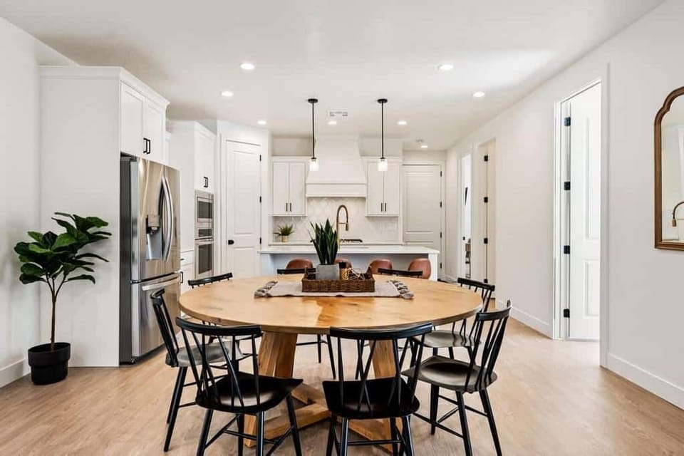 Townhome, 5 Bedrooms | Dining