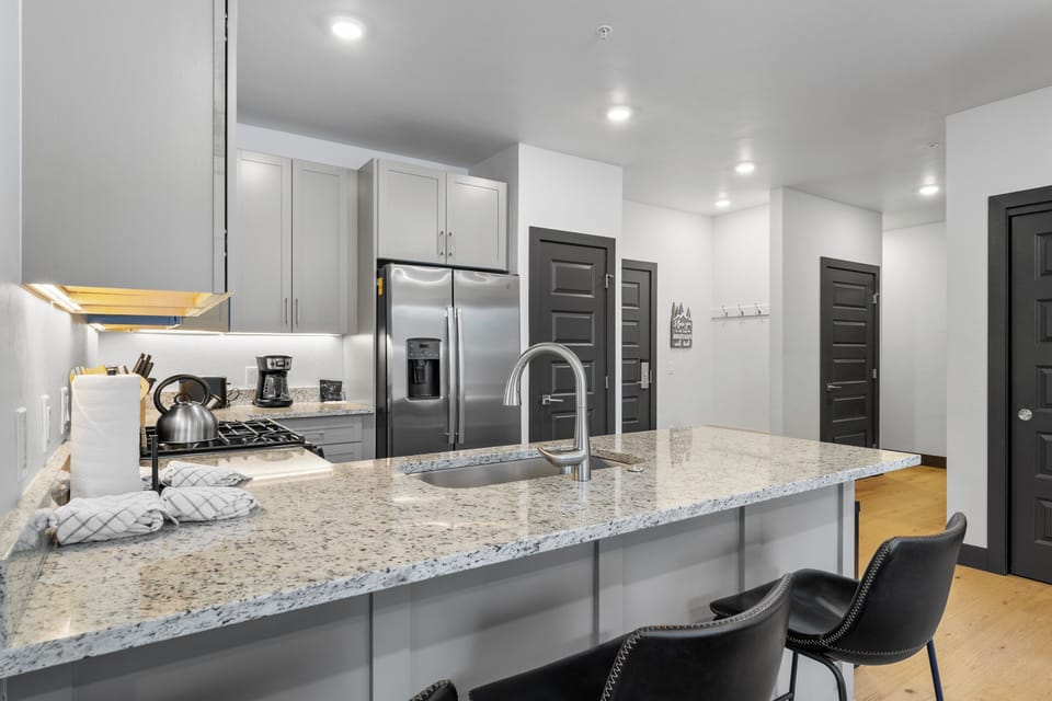 Breakfast bar with seating for 3.