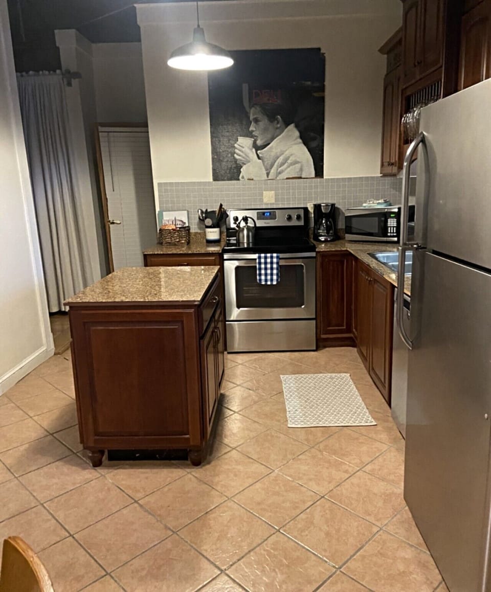 Full Kitchen and Island