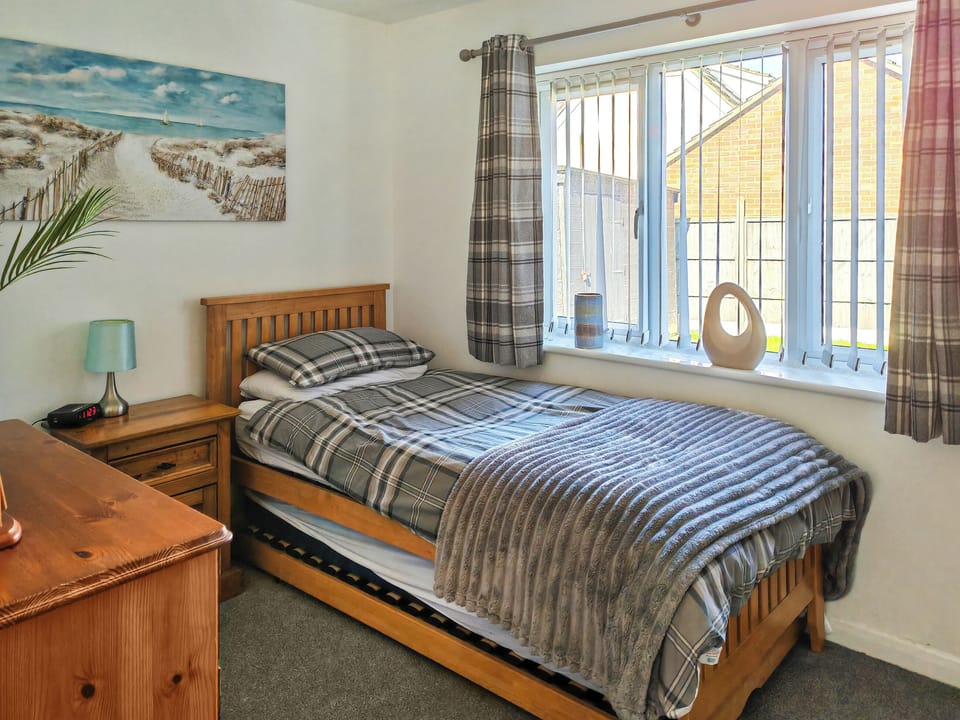 Single bedroom | Lilypots, Scratby