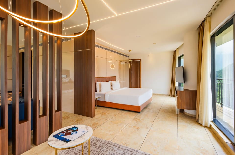 Sultan Grand | Premium bedding, minibar, in-room safe, desk