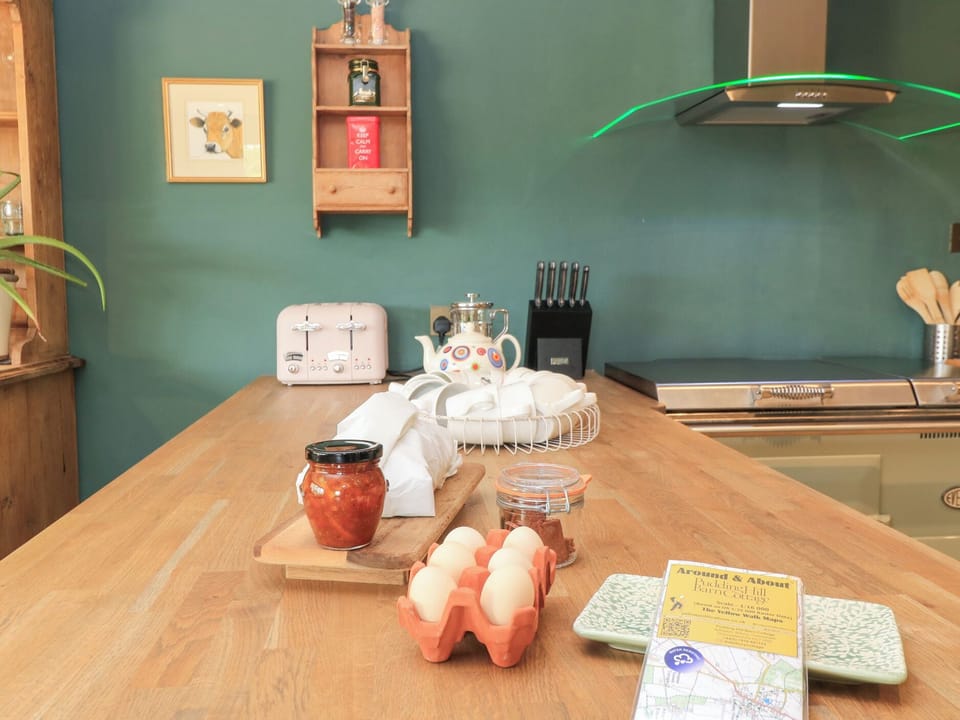 Cottage | Private kitchen | Fridge, dishwasher, electric kettle, toaster