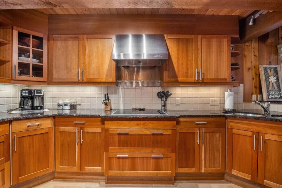 Full kitchen complete with an air fryer, slow cooker, blender, mixers & more.
