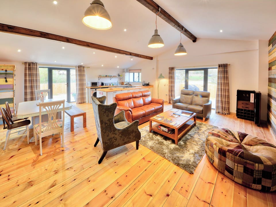 Open plan living space | Madeline Angevine - Rossiter&rsquo;s Vineyard Barn, Wellow, near Yarmouth