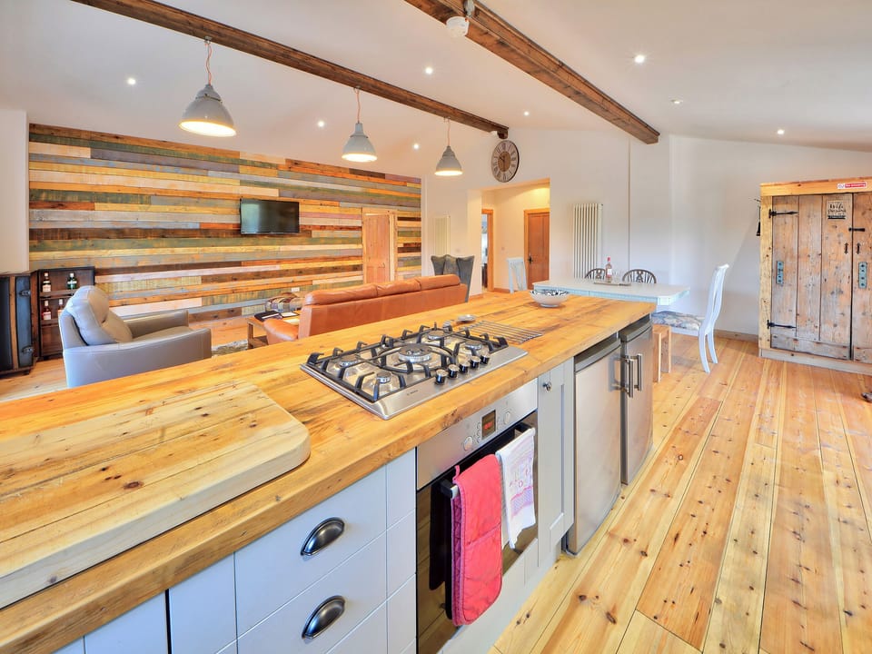 Open plan living space | Madeline Angevine - Rossiter&rsquo;s Vineyard Barn, Wellow, near Yarmouth