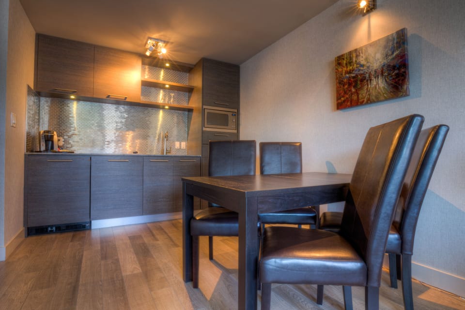 Executive Suite, Ocean View (NOT Pet-friendly) | Living area | 43-inch TV with cable channels
