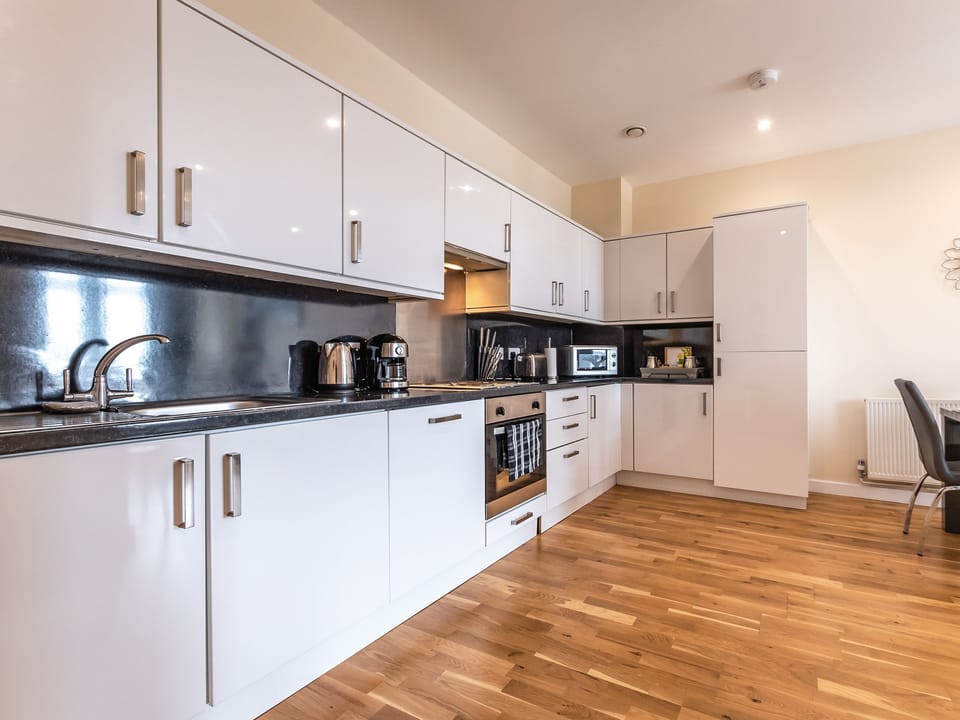 Kitchen | Panorama - Bellaire Stays, Ashford