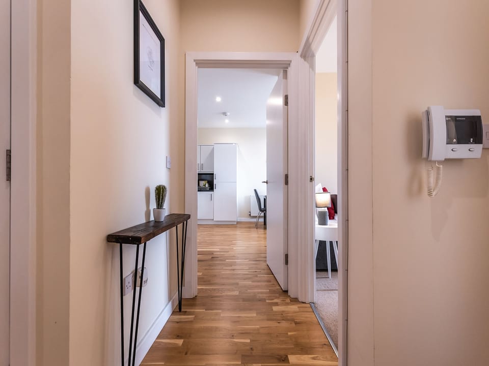 Hallway | Panorama - Bellaire Stays, Ashford