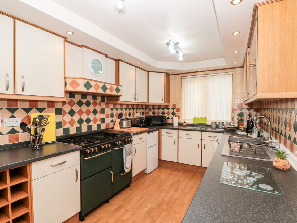 Cottage | Private kitchen | Fridge, dishwasher, electric kettle, toaster