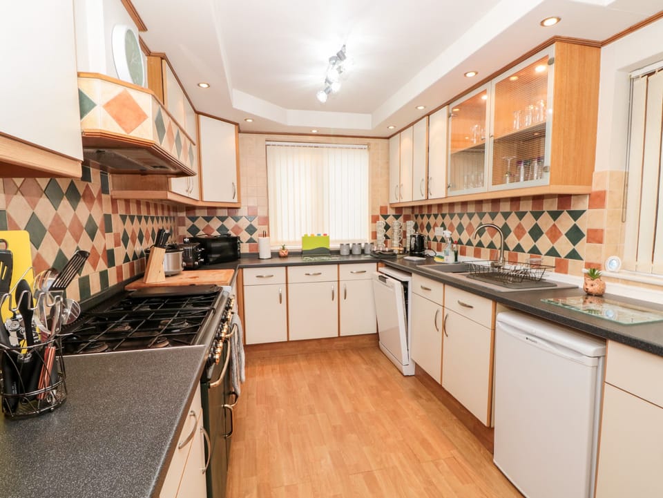 Cottage | Private kitchen | Fridge, dishwasher, electric kettle, toaster