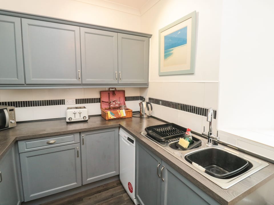 Cottage | Private kitchen | Fridge, dishwasher, electric kettle, toaster