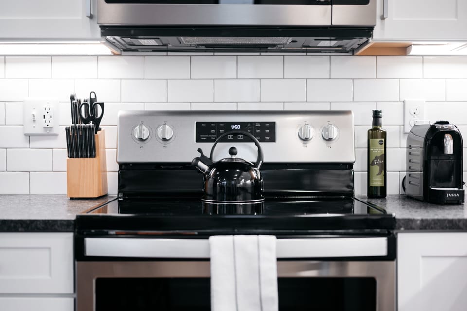 Full stove and oven for those who like to dine in.