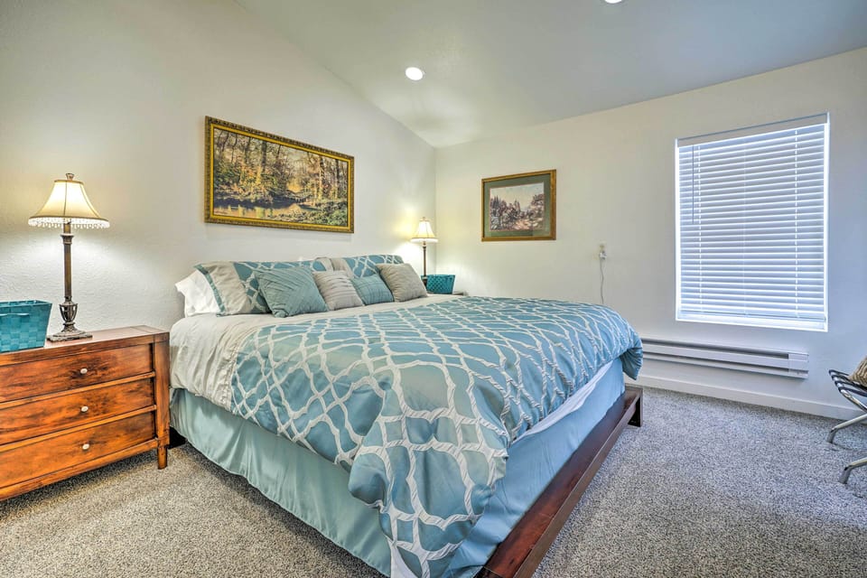 Bedroom | King Bed | Linens & Towels Provided