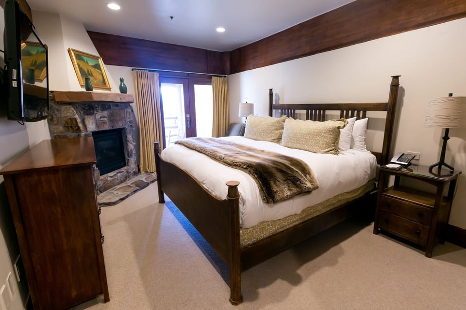 Flooring, Hardwood, Bedroom, Indoors, Room