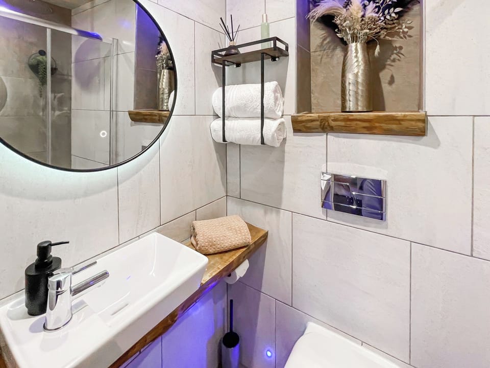 en-suite with luxury drencher shower | Cherry Cottage, Little Salkeld, near Penrith