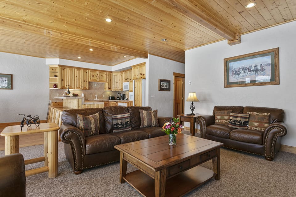Indoors, Living Room, Furniture, Couch, Table