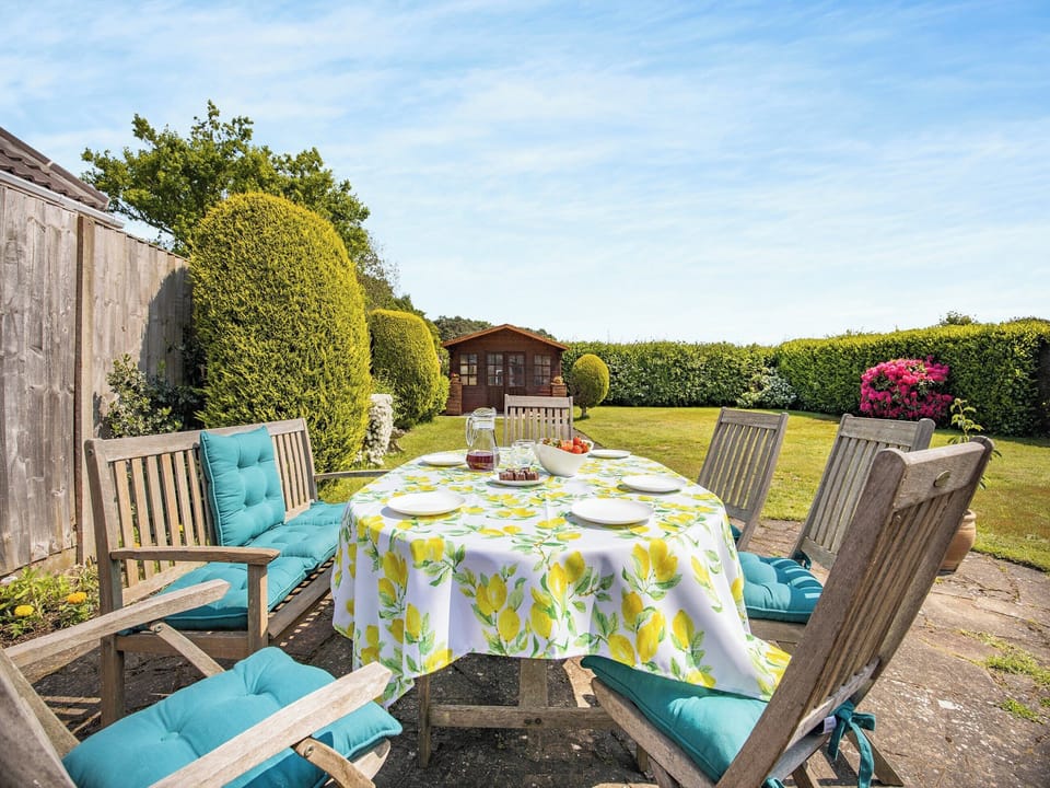 Sitting-out-area | Cyrabel, Lincoln