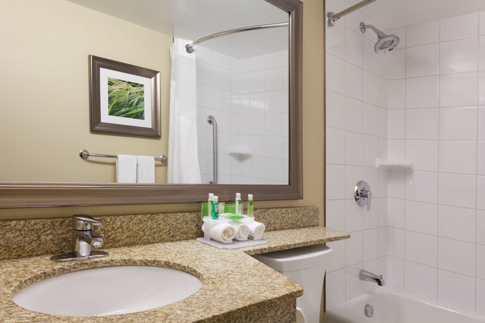 Combined shower/tub, designer toiletries, hair dryer, towels